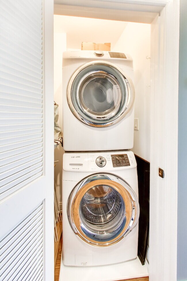 Building Photo - Charming 2bd/2.5ba LeDroit Park Home Available