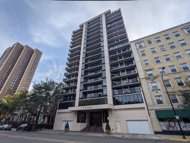 Building Photo - 1920 N Clark St