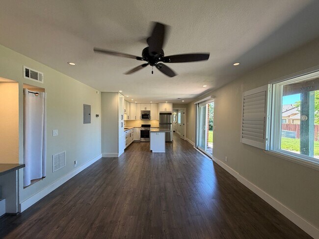 Building Photo - Nicely remodeled 1 bedroom Suite, All utilities paid + WiFi