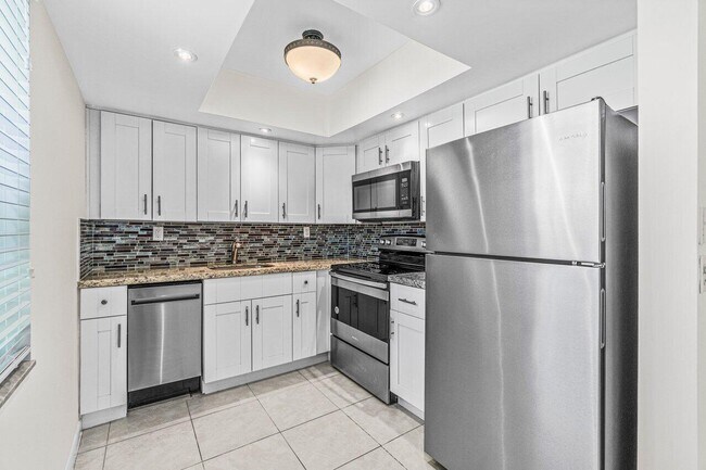 Building Photo - 641 Normandy Ln