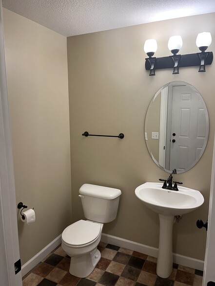 Main floor bathroom - 1736 Bennett St