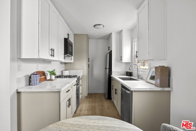 Building Photo - 1510 W 52nd St