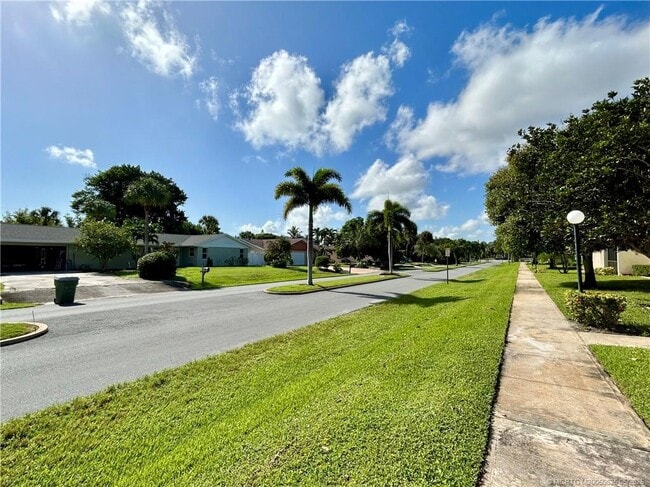 Building Photo - 200 SE Four Winds Dr