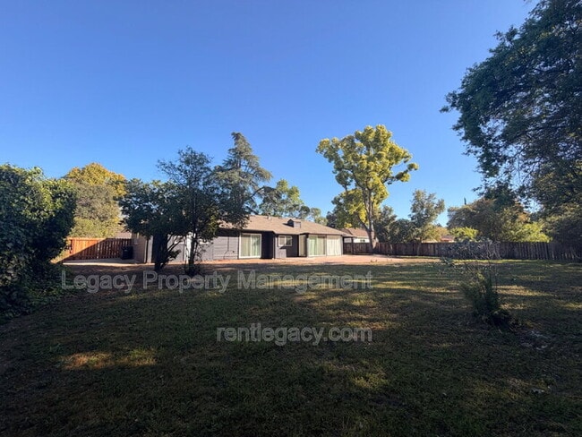 Building Photo - 1249 Davis Ave