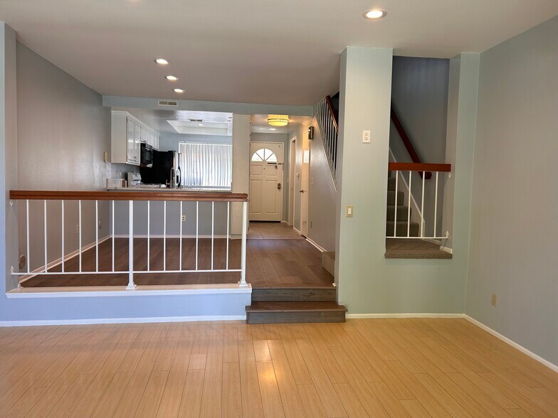 Building Photo - 5604 Las Virgenes Rd
