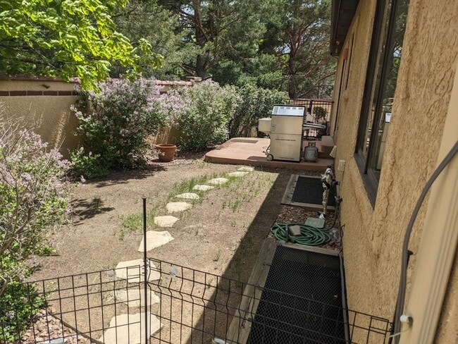 Building Photo - Westside Residence Near Kissing Camels & G...