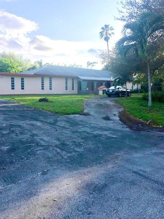 Building Photo - 4900 SW 36th Ct
