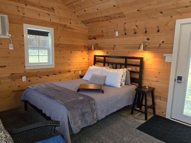 Building Photo - Forest Lake