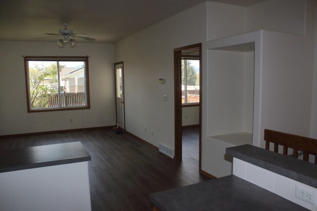 Building Photo - 2544 Begonia Ct