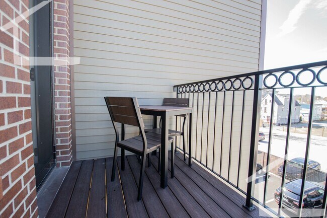 Building Photo - No Brokers Fee, Steps from Boston Lending, In-Unit Washer and Dryer, Central Heat/AC, Parking.