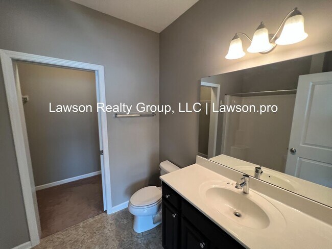 Building Photo - Luxurious Colonial Green Townhome