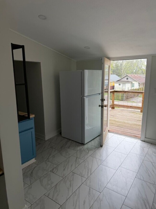 Building Photo - Updated 2-bedroom, 2-story home in the heart of Kansas City!
