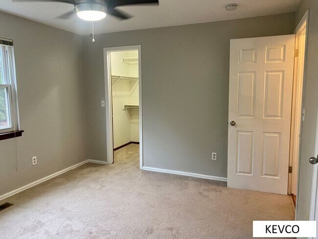 Building Photo - Sweet Home - Central Fort Collins!