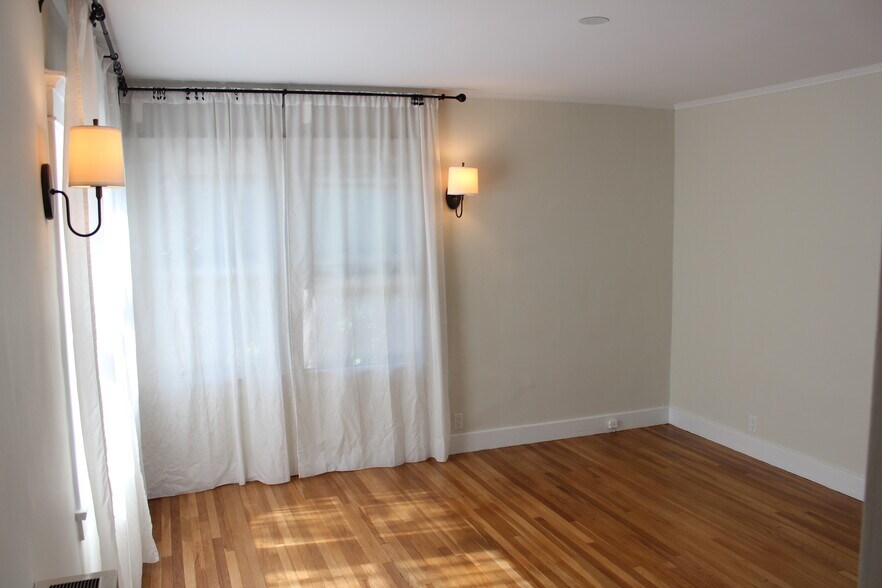 Building Photo - 1221 N Orange Grove Ave