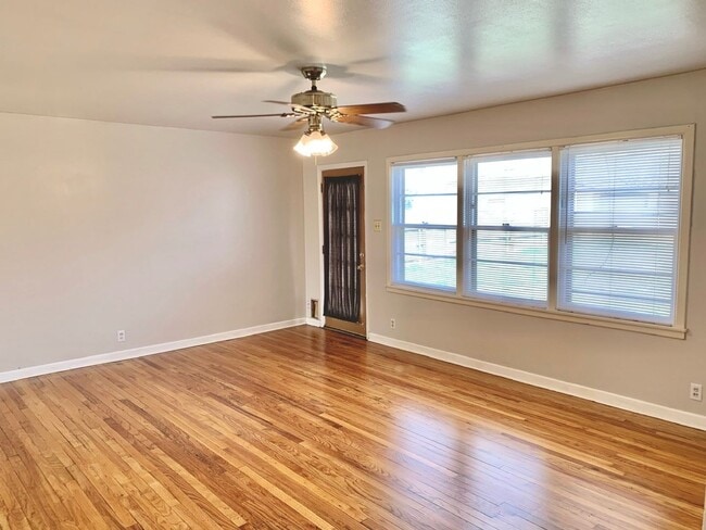 Building Photo - 3 bedroom 2 bath 1 car garage