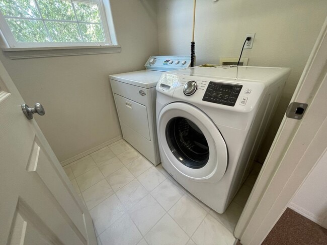 Building Photo - Hillsboro 3Bedroom 2.5 Bath + Den ~ Includes Washer & Dryer and Garage ~ Orenco Gardens Neighborh...