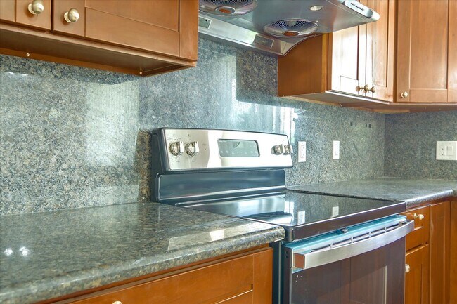 Building Photo - Great Location 3BD Home with Wood Floors &...