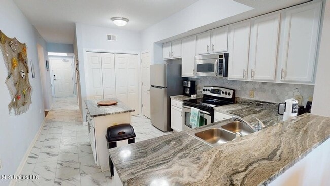 Building Photo - 2228 Beach Dr