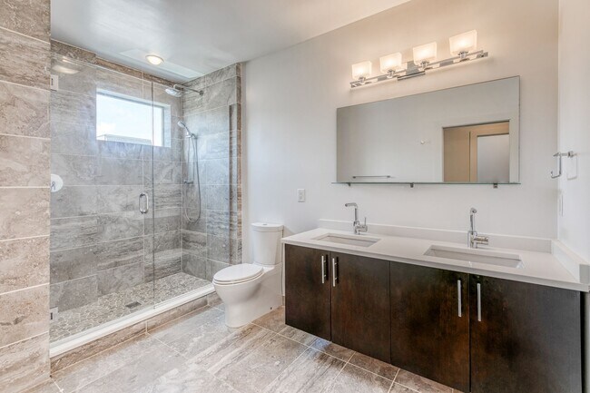 Building Photo - Queen Village Townhome with Parking