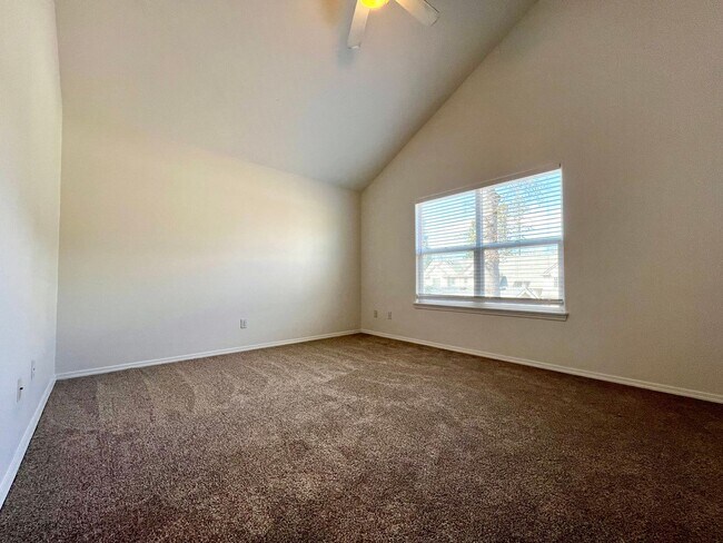 Building Photo - Spacious, Updated Townhome in Prime Beaverton Location!