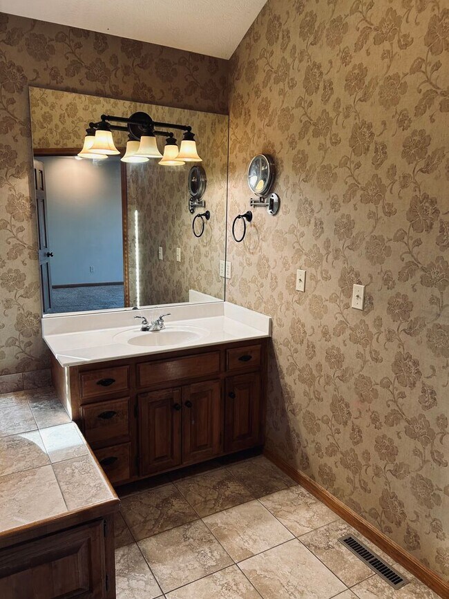 Building Photo - Gorgeous Home Located on Rivercut Golf Cou...