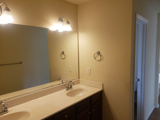 Building Photo - WOODBRIDGE POINTE