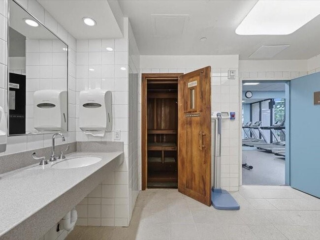 Building Photo - 4900 N Ocean Blvd