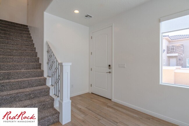 Building Photo - 3 Bedroom, 2.5 Bathroom Townhome in Ivins City