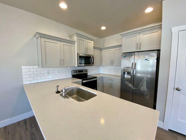 Building Photo - 3 bed 2.5 Bath Clean and Move-in Ready