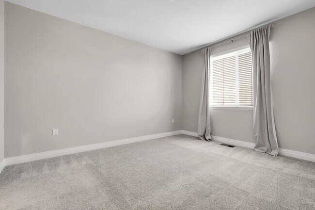 Building Photo - $2,775 - 3 Bed, 3 Bath Condo in Aurora wit...
