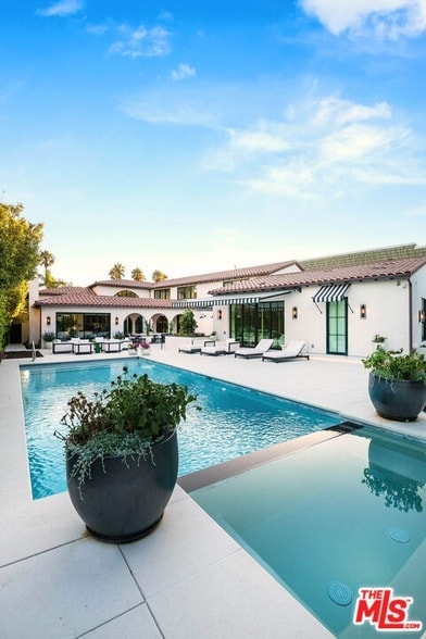 Building Photo - 1445 Vía Cresta