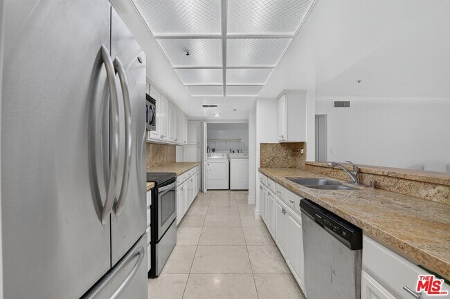 Building Photo - 10660 Wilshire Blvd