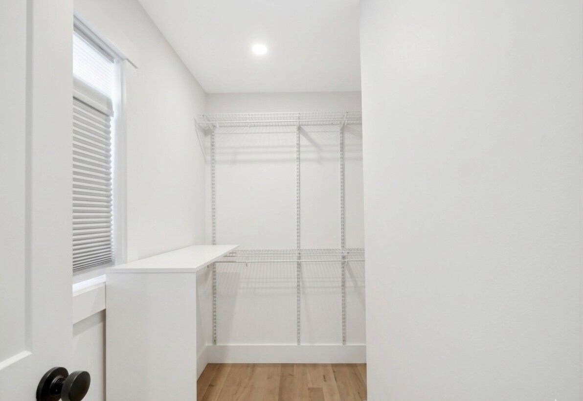 Building Photo - 10 Oak St