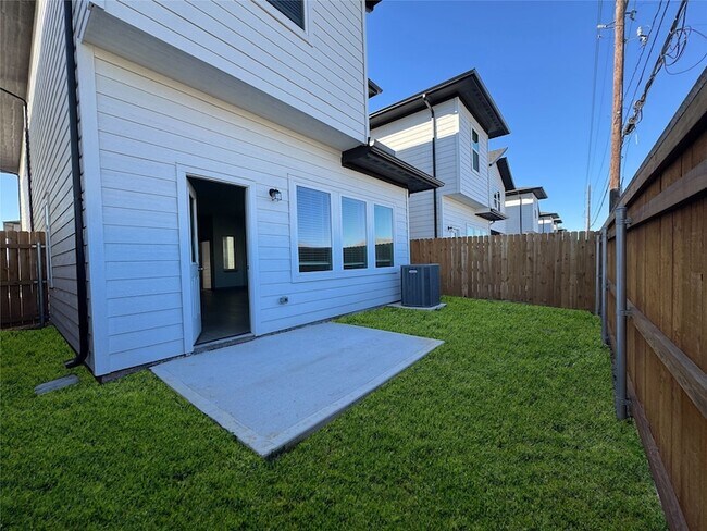 Building Photo - 33110 Willow Hts Ln