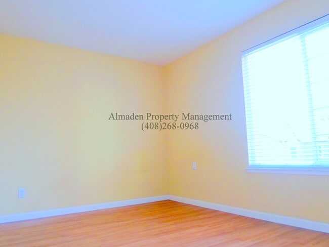 Building Photo - Great Location! Two Story Townhome in Berr...