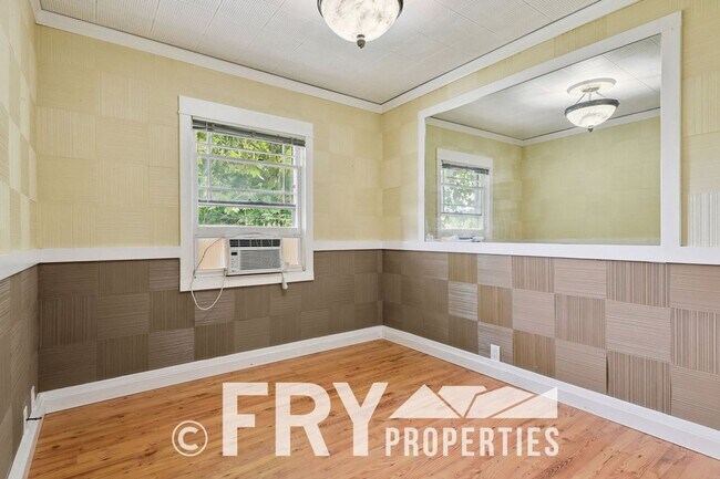Building Photo - Cozy 1/2 Duplex in Congress Park