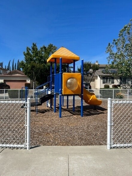 Building Photo - 229 W 8th St