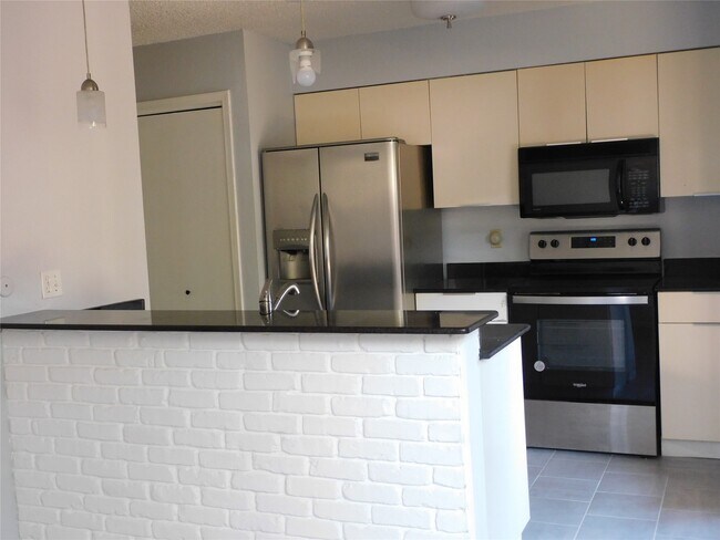 Building Photo - 414 1st St