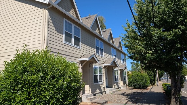 Building Photo - End unit Townhouse in Forest Grove