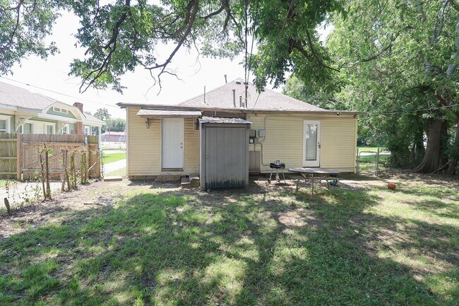 Building Photo - E 4th Street Duplex