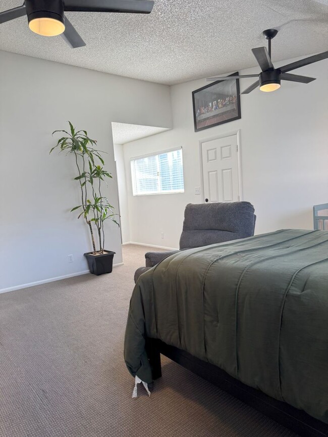 Building Photo - Charming 3-Bedroom Home with Modern Update...