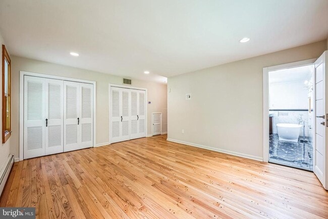 Building Photo - 3574 Glenway Rd