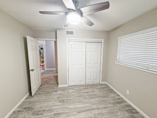 Building Photo - 4230 Havenview Dr