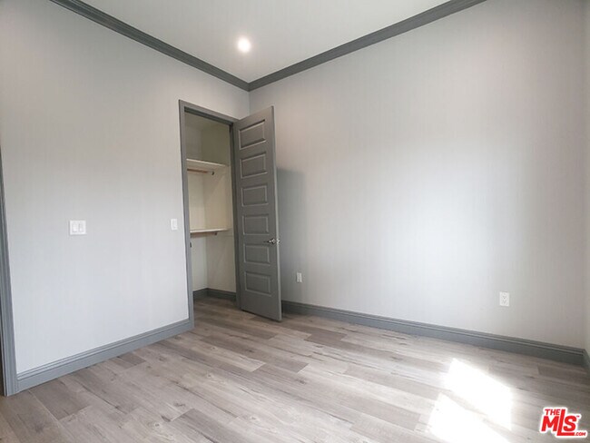 Building Photo - 413 N Harvard Blvd