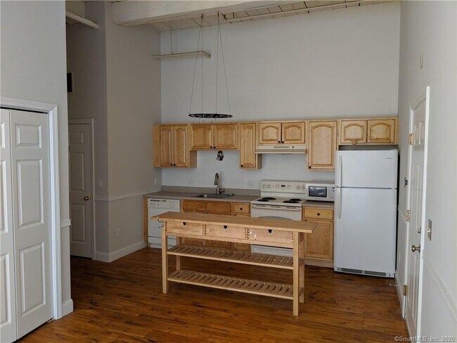 Building Photo - 390 Charles St