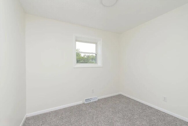 Building Photo - Renovated Duplex: Move-In Ready! 3 Bed, 1....