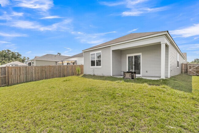 Building Photo - Modern Comfort in the Heart of Ladson