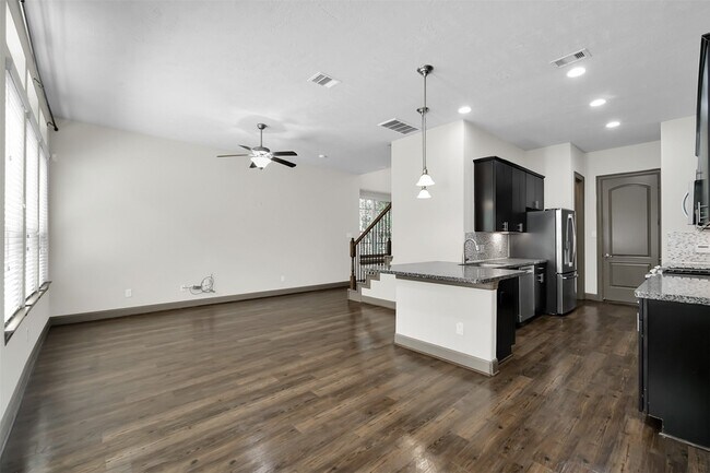 Building Photo - 111 Aventura Pl