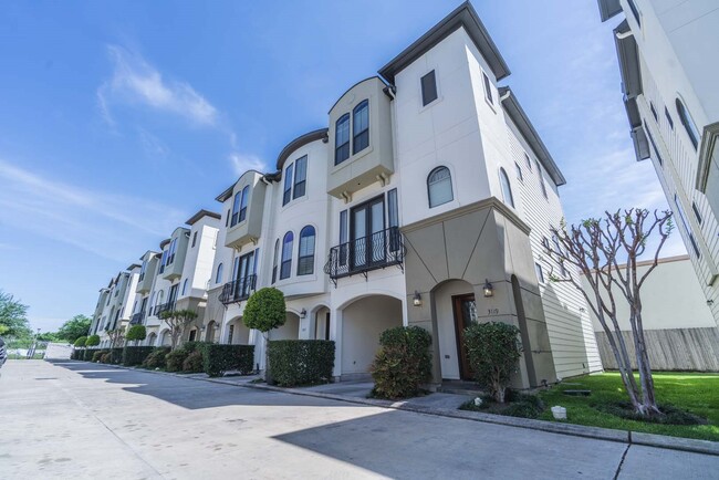 Building Photo - 3119 Fairdale Oaks E