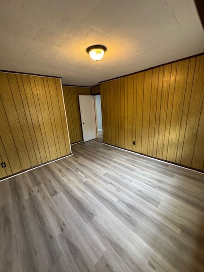 Building Photo - 3BED 2BATH $1600/MONTH!